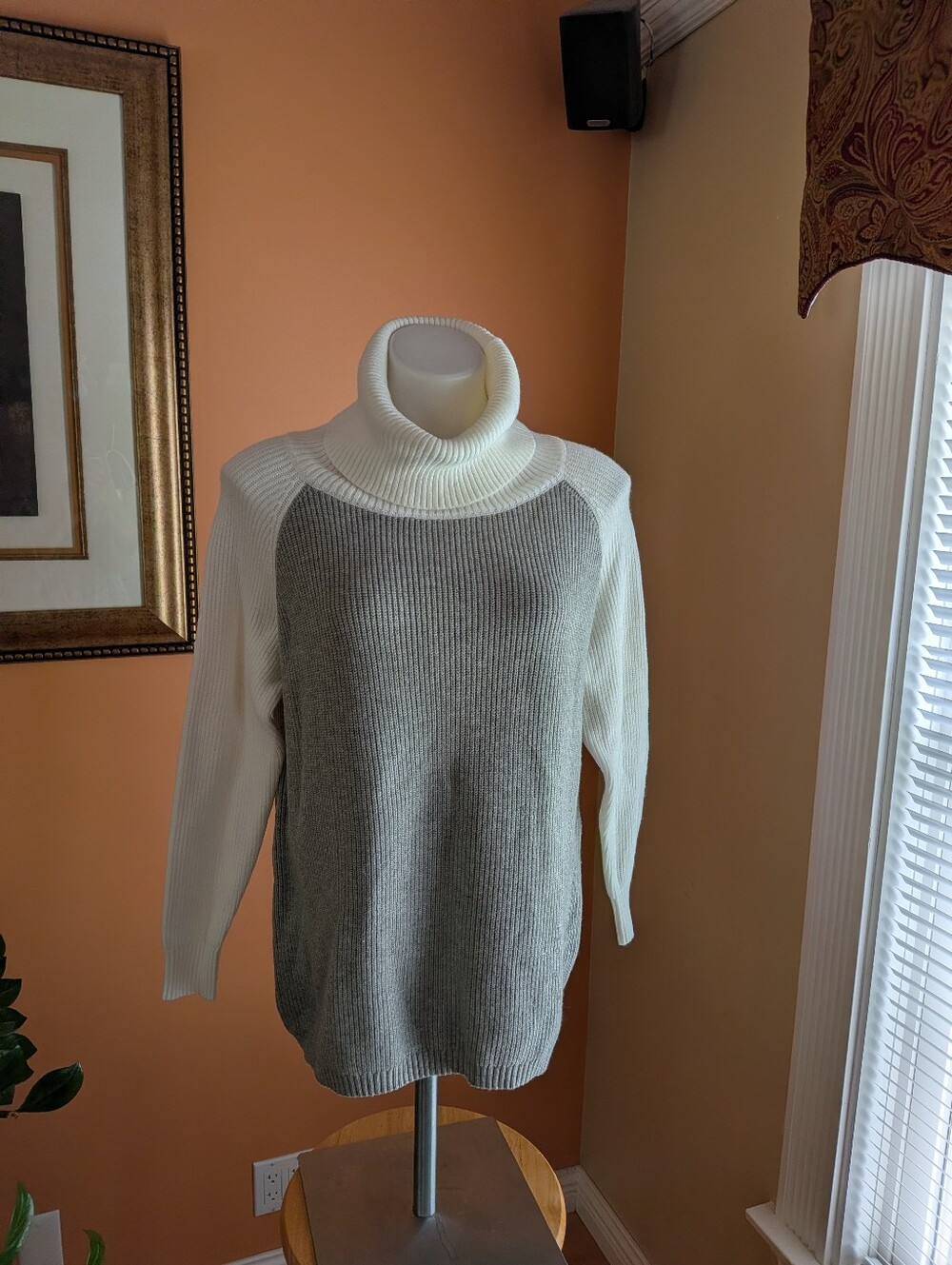 NEW Sorellina boutique Women’s Two-Tone Turtleneck Sweater - White & Gray Size M
